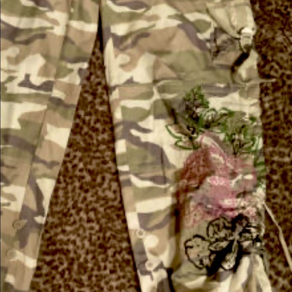 VENUS Camo Capri Pants Size 8 - Picture 8 of 10